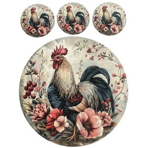 Könnte beinhalten: Ein runder, cremefarbener Teller mit einer Hühnerillustration. Der Hahn steht in einem Feld mit rosa Blumen und grünen Blättern. Der Hahn ist zur linken Seite des Tellers gewandt. Der Hahn hat einen roten Kamm und Kehllappen, einen weißen Körper und einen blau-schwarzen Schwanz.