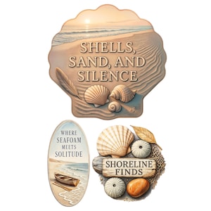 Könnte beinhalten: Künstlerische Darstellungen mit Küstenmotiven, darunter Muscheln, Sand und Strandszenen. Ein Stück ist muschelförmig mit dem Text "Shells, Sand, and Silence". Ein anderes zeigt ein Boot mit dem Text "Where Seafoam Meets Solitude". Das dritte Stück trägt die Aufschrift "Shoreline Finds".