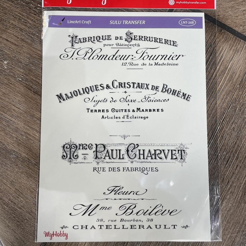 Peut inclure: Une feuille de transfert de style vintage avec du texte noir sur fond blanc. Le texte comprend les noms de plusieurs entreprises fran&ccedil;aises, dont "Fabrique de Serrurerie T. Plomdeur-Fournier", "Majoliques & Cristaux de Boh&egrave;me", "S:me Paul Charvet", et "Fleur Mme Boil&egrave;ve".