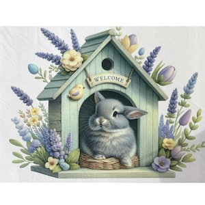 Puede incluir: Una casita de pájaros azul con un letrero de bienvenida, rodeada de flores moradas y amarillas, con un conejito gris sentado dentro.