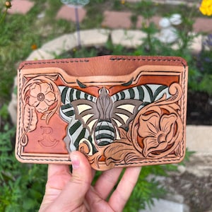 Cartera de identificación plegable artesanal "Desert Moth", de cuero genuino, unisex, lista para envío.