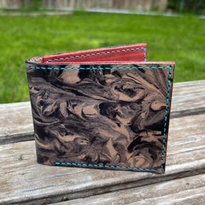 Cartera de identificación plegable artesanal, "Marbled Smoke", de cuero genuino, unisex, lista para envío.