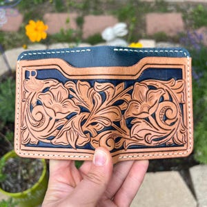 Cartera de identificación plegable artesanal "Blue Garden", de cuero genuino, unisex, lista para envío.