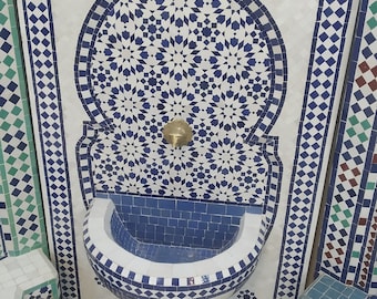 Fontaine de jardin et a l'intérieur du maison en mosaïque bleu de Fes