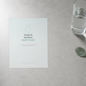 K&ouml;nnte beinhalten: Ein wei&szlig;es, rechteckiges Blatt Papier mit der &Uuml;berschrift Weight & Metabolic Health Tracker und einem d&uuml;nnen kreisf&ouml;rmigen Umriss &uuml;ber dem Text. Das Dokument enth&auml;lt einen Untertitel zum Verfolgen von Gewohnheiten und Energie sowie kleinen Text am unteren Rand.