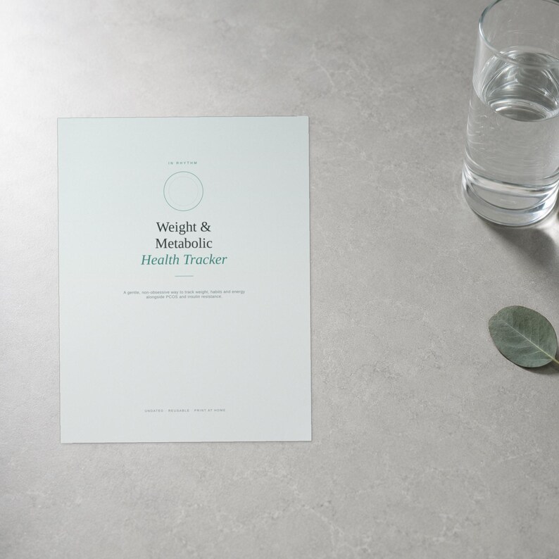K&ouml;nnte beinhalten: Ein wei&szlig;es, rechteckiges Blatt Papier mit der &Uuml;berschrift Weight & Metabolic Health Tracker und einem d&uuml;nnen kreisf&ouml;rmigen Umriss &uuml;ber dem Text. Das Dokument enth&auml;lt einen Untertitel zum Verfolgen von Gewohnheiten und Energie sowie kleinen Text am unteren Rand.