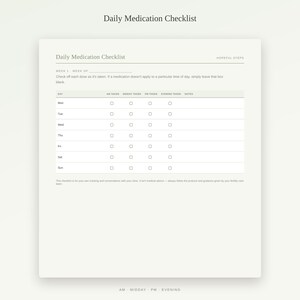 Op de afbeelding: Een dagelijkse medicatiechecklist gedrukt op lichtcr&egrave;mekleurig papier. Het formulier bevat een koptekst, een sectie voor de week en een tabel met rijen voor elke dag van de week en kolommen voor doses in de ochtend, middag, namiddag en avond.