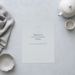 Puede incluir: Un rastreador de papel gris claro titulado Migraine & Chronic Headache Tracker con un icono circular en la parte superior. El texto incluye una descripción de su propósito para registrar patrones, desencadenantes y señales de advertencia.