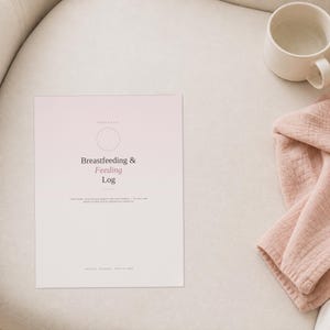 K&ouml;nnte beinhalten: Ein rechteckiges Papierprotokoll mit hellrosa Hintergrund, das den Text Breastfeeding & Feeding Log in dunkelgrauer und rosa Schrift sowie ein kreisf&ouml;rmiges Symbol und kleineren Text zur Nachverfolgung von Mahlzeiten und Windeln enth&auml;lt.