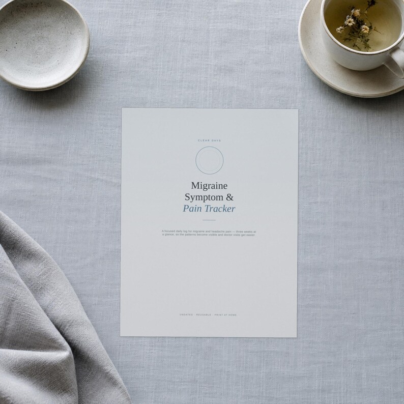 K&ouml;nnte beinhalten: Ein hellgraues Papierblatt mit dem Titel Migraine Symptom & Pain Tracker und einem kreisf&ouml;rmigen Symbol oben. Der Text enth&auml;lt eine Beschreibung des Zwecks zur &Uuml;berwachung von Kopfschmerzen &uuml;ber drei Wochen, gedruckt in einer dunklen Schrift.
