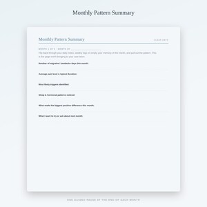 Puede incluir: Una p&aacute;gina de seguimiento Monthly Pattern Summary en blanco con texto azul oscuro. Incluye campos para d&iacute;as de migra&ntilde;a y dolor de cabeza, niveles de dolor, desencadenantes, patrones de sue&ntilde;o y hormonales, y preguntas para el mes.