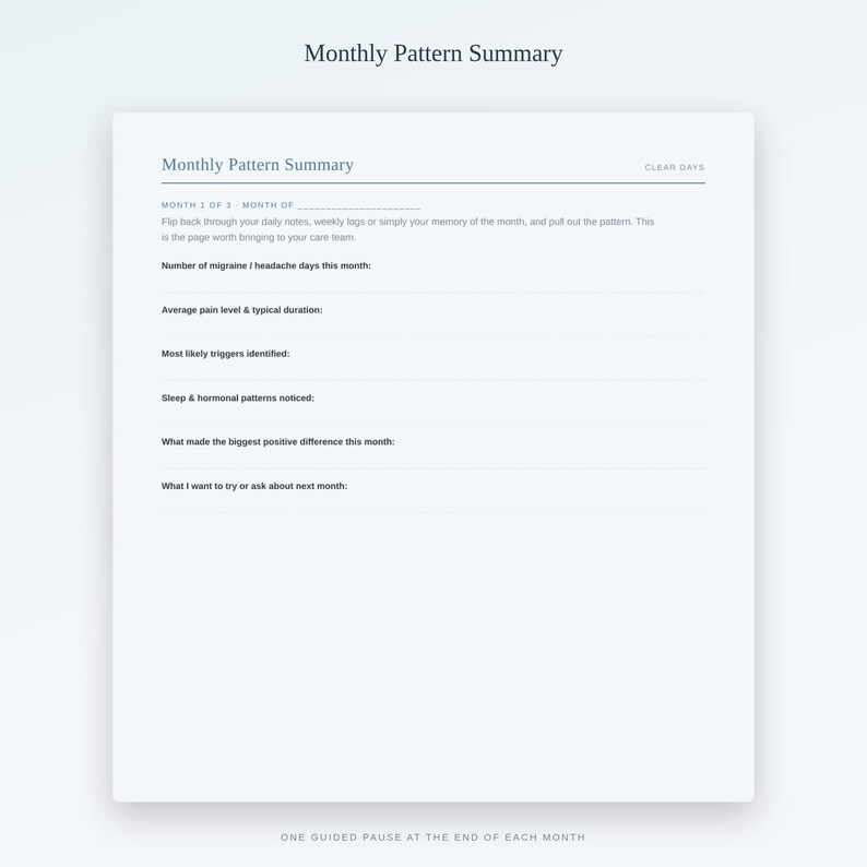 Puede incluir: Una p&aacute;gina de seguimiento Monthly Pattern Summary en blanco con texto azul oscuro. Incluye campos para d&iacute;as de migra&ntilde;a y dolor de cabeza, niveles de dolor, desencadenantes, patrones de sue&ntilde;o y hormonales, y preguntas para el mes.