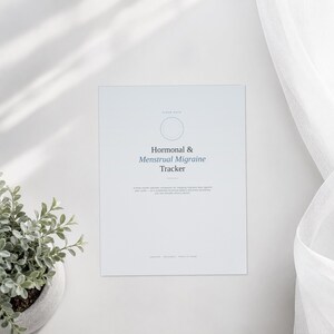 Op de afbeelding: Een wit papieren tracker getiteld Hormonal & Menstrual Migraine Tracker met een cirkelvormig icoon bovenaan. De tekst bevat een kalendervergelijking van drie maanden voor het bijhouden van migrainedagen ten opzichte van de cyclus en merkt op dat een patroon iets wordt dat je aan een arts kunt laten zien.