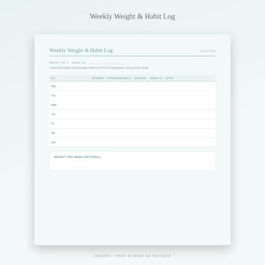K&ouml;nnte beinhalten: Eine druckbare Weekly Weight & Habit Log Seite mit einer Tabelle, die Spalten f&uuml;r Bewegung, proteinreiche Mahlzeiten, Schlafstunden, Energie und Notizen enth&auml;lt. Das Dokument umfasst Zeilen f&uuml;r jeden Wochentag und einen Bereich zur Gewichtserfassung.