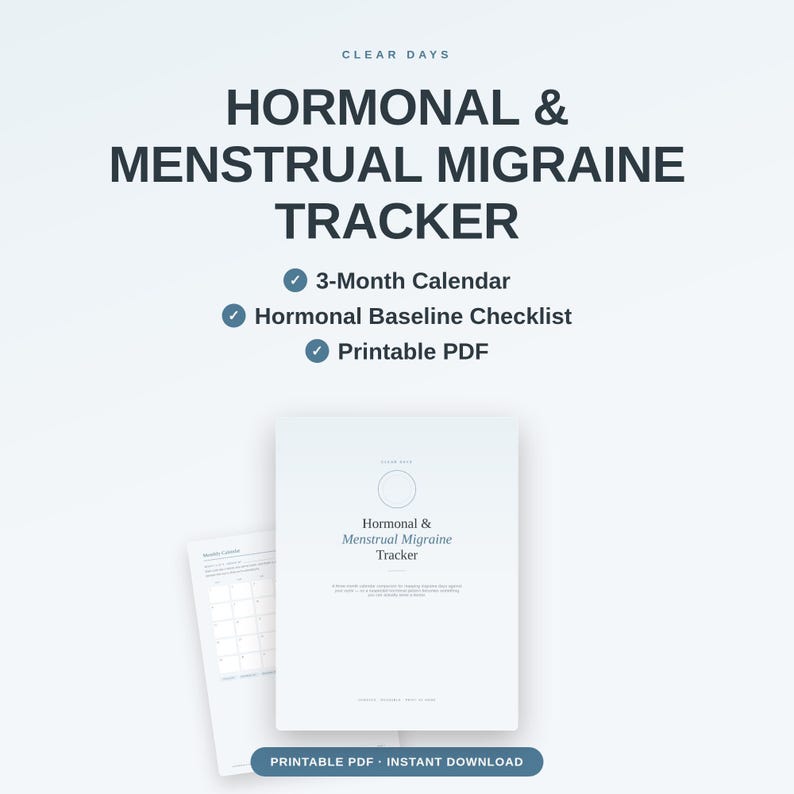 Op de afbeelding: Een digitaal document getiteld Clear Days Hormonal & Menstrual Migraine Tracker. Het bevat een kalender van 3 maanden, een hormonale basischecklist en is een printbare PDF. Het ontwerp heeft donkere tekst op een lichte achtergrond.