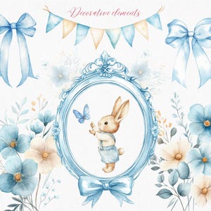 Pu&ograve; includere: Illustrazione ad acquerello di un coniglio blu con una farfalla, circondato da fiori blu e bianchi. Il coniglio indossa un abito blu e bianco e tiene un fiocco blu. L'illustrazione &egrave; incorniciata in una cornice blu e oro.