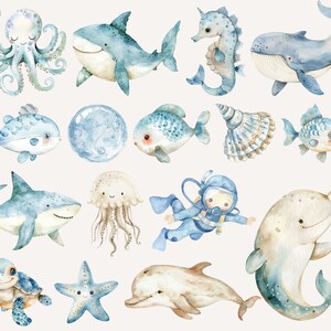 Op de afbeelding: Waterverf illustraties van verschillende zeedieren, waaronder een octopus, haai, walvis, zeepaardje, vissen, kwal, duiker, narwal, schildpad, zeester, dolfijn en een schelp. De illustraties zijn in tinten blauw, wit en beige.