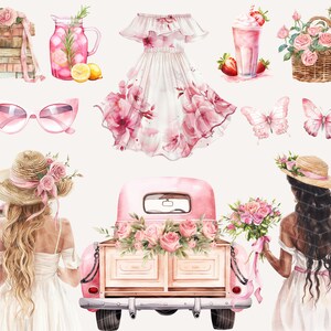 Puede incluir: Una camioneta vintage rosa con un ramo de flores en la caja. Dos mujeres con vestidos blancos y sombreros de paja est&aacute;n de pie a cada lado de la camioneta. La camioneta est&aacute; decorada con flores rosas y tiene una caja de madera blanca.
