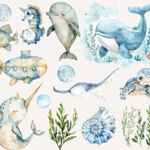 Op de afbeelding: Waterverfillustratie van verschillende zeedieren, waaronder een dolfijn, een walvis, een zeepaardje, een schildpad, een mantarog, een narwal en een onderzee&euml;r. De illustratie bevat ook zeewier en schelpen.