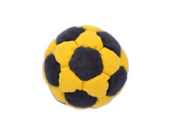 Könnte beinhalten: Ein gelber und schwarzer Fußball mit einer strukturierten Oberfläche.