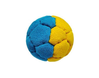 Könnte beinhalten: Ein kugelförmiger Ball, der aus mehreren genähten Stoffbahnen besteht. Die Oberfläche weist ein strukturiertes, flauschiges Material in abwechselnden Abschnitten aus hellem Blau und leuchtendem Gelb auf, was ein klares Farbmuster erzeugt.