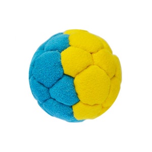 Puede incluir: Una pelota suave azul y amarilla con una superficie texturizada. La pelota está diseñada para jugar a la pelota o a otros juegos.