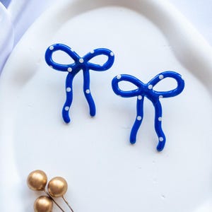 Blaue Schleife Ohrstecker – Handgemachte Polymer Clay Schmuck, Decora Ohrringe Polka Dot Stil