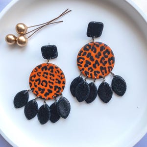 Leopardmönsterörhängen – Handgjorda långa örhängen i polymerlera i orange och svart