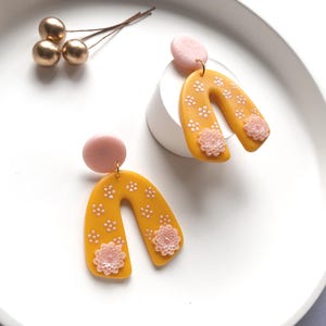 BeuBella ハンドメイド オレンジ＆ピンクの花柄イヤリング – ポリマークレイアーチデザイン – 軽量 – ギフト対応 – 送料無料