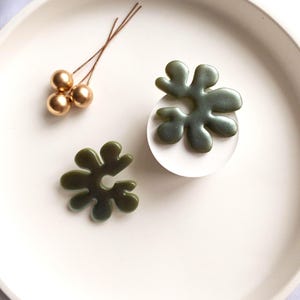 BeuBella グリーンフローラルイヤリング – パールシャインポリマークレイフラワー – ハンドメイドナチュラルギフト – 送料無料