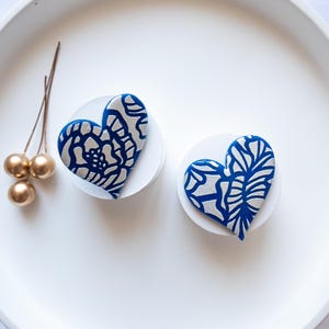 BeuBella ネイビーブルー＆シルバー ハートピアス – ハンドメイドポリマークレイスタッド – ギフトボックス入り、送料無料