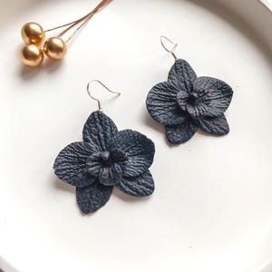 BeuBella ブラックオーキッドイヤリング – グリッターポリマークレイ、925シルバーフック付き – ハンドメイドフラワーギフト – 送料無料
