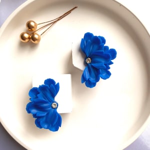 BeuBella ダークブルーフラワーイヤリング – ハンドメイドポリマークレイの花びらスタッド – ギフト対応、低刺激性、送料無料