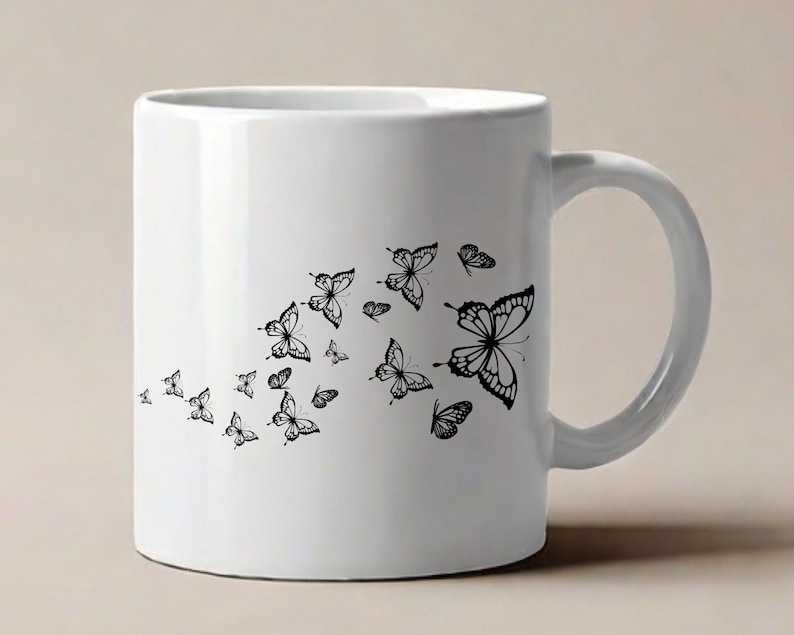 Puede incluir: Taza de cer&aacute;mica blanca con un dise&ntilde;o de mariposa negra. Las mariposas est&aacute;n dispuestas en un patr&oacute;n fluido, creando una sensaci&oacute;n de movimiento.
