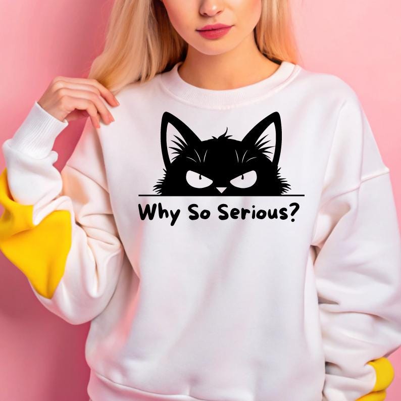 K&ouml;nnte beinhalten: Wei&szlig;er Pullover mit einer schwarzen Katze, die &uuml;ber den Rand schaut, und dem darunter gedruckten Text "Why So Serious?"