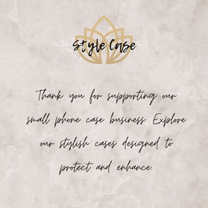 Op de afbeelding: Een tekstgebaseerde afbeelding met een gouden bloemenlogo met de tekst "Style Case". De tekst onder het logo luidt: "Bedankt voor het steunen van ons kleine telefoonhoesjesbedrijf. Ontdek onze stijlvolle hoesjes die zijn ontworpen om te beschermen en te verbeteren."