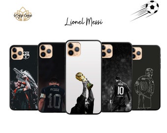 Op de afbeelding: Vier verschillende telefoonhoesjes met Lionel Messi, een beroemde voetballer. De hoesjes zijn zwart, wit en grijs met afbeeldingen van Messi die voetbal speelt en een trofee vasthoudt. De tekst "Lionel Messi" staat bovenaan de afbeelding.