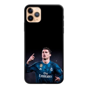 Op de afbeelding: Zwarte telefoonhoes met een foto van een voetballer die een blauw en wit shirt draagt met de tekst "Fly Emirates".