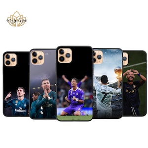 Op de afbeelding: Vijf verschillende telefoonhoesjes met afbeeldingen van een voetballer in verschillende poses. De hoesjes zijn zwart met een duidelijk beeld van de speler op de achterkant. De speler draagt ​​een voetbaltenue met nummer 7 op de rug. De hoesjes zijn allemaal voor de iPhone.