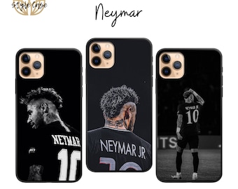 Op de afbeelding: Drie zwarte iPhone-hoesjes met een foto van voetballer Neymar Jr. De hoesjes tonen verschillende foto's van Neymar Jr. Een hoesje toont hem van achteren, een ander toont hem van opzij en de derde toont hem van voren. Alle drie hoesjes hebben de tekst "Neymar Jr." erop.