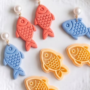 Tagliapasta in argilla con impronta di pesce per orecchini e ciondoli, design costiero stilizzato