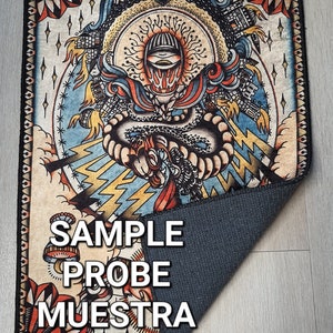 Puede incluir: Un tapiz colorido con una ilustraci&oacute;n detallada de una criatura m&iacute;tica con una corona y un tercer ojo. El tapiz tiene un borde negro con un patr&oacute;n repetitivo. El texto "SAMPLE PROBE MUESTRA &Eacute;CHANTILLONS CAMPIONE" est&aacute; impreso en la parte inferior del tapiz.