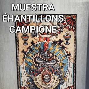 Puede incluir: Un tapiz colorido con un borde negro y una ilustraci&oacute;n detallada de una criatura m&iacute;tica con un cuerpo de serpiente y una cabeza humana. El tapiz presenta una combinaci&oacute;n de colores rojo, amarillo y azul e incluye las palabras "SAMPLE, PROBE, MUESTRA, &Eacute;CHANTILLONS, CAMPIONE".