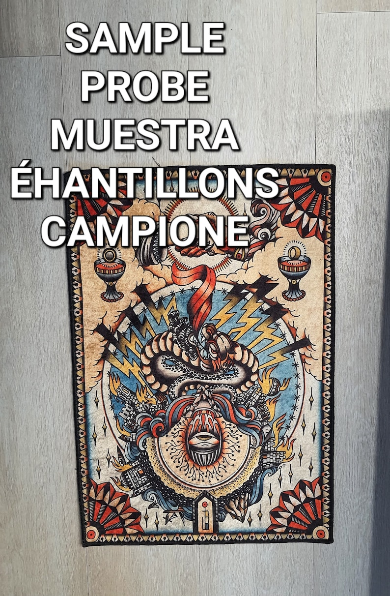 Puede incluir: Un tapiz colorido con un borde negro y una ilustraci&oacute;n detallada de una criatura m&iacute;tica con un cuerpo de serpiente y una cabeza humana. El tapiz presenta una combinaci&oacute;n de colores rojo, amarillo y azul e incluye las palabras "SAMPLE, PROBE, MUESTRA, &Eacute;CHANTILLONS, CAMPIONE".