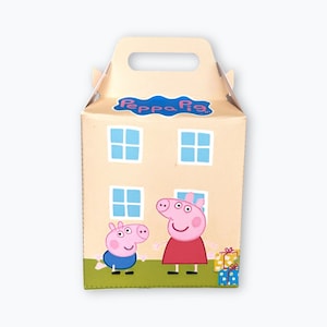 Puede incluir: Una caja de cartón beige para regalos con asa, que presenta el logotipo de Peppa Pig en la parte superior. La caja muestra un gráfico de Peppa Pig y George Pig sobre hierba verde frente a una casa con cuatro ventanas azules y regalos coloridos.