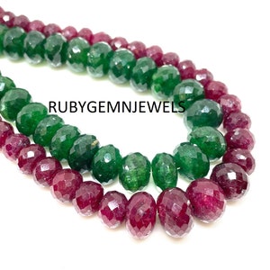 Könnte beinhalten: Nahaufnahme von drei Strängen facettierter Edelsteinperlen. Die oberen und unteren Stränge sind tiefrot, während der mittlere Strang ein leuchtendes Grün aufweist. Der Text "RUBYGEMNJEWELS" ist in Weiß sichtbar.
