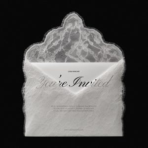 Puede incluir: Una invitación blanca con un delicado diseño de encaje y el texto "You're Invited" en una elegante escritura. La invitación es para Lessa Skincare, con texto adicional sobre un viaje de resplandor.
