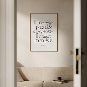 Il me conduit près des eaux calmes, Il restaure mon âme / Psaume 23:2-3 / Impression Murale Biblique / Art Minimaliste / Décor Neutre