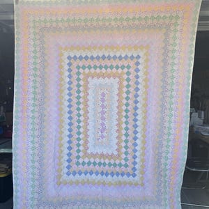 Vintage Quilt – Trip Around the World Pattern | 73” x 91”