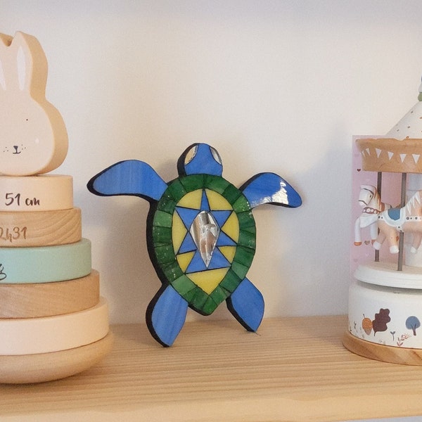 Décoration chambre bébé ou enfant. Tortue marine colorée en verre.